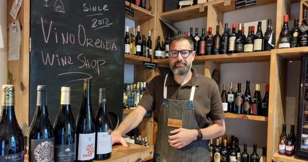 Асен Цеков в магазина си за българско вино Vino Orenda